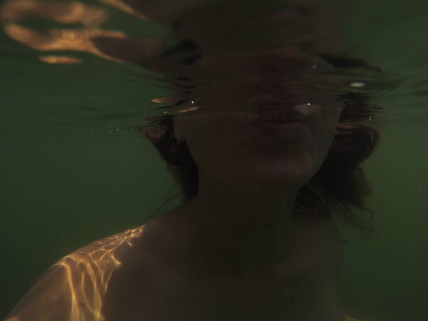 Kobieta Twarz w wodzie, nurkowanie bez maski, nurkowanie na oddechu - Zdjęcie, obraz
