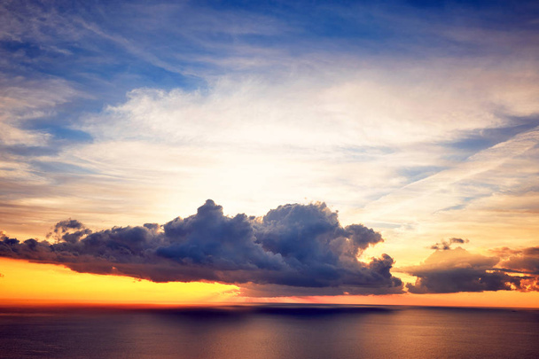 Закат с видом на море с облаками
. - Фото, изображение