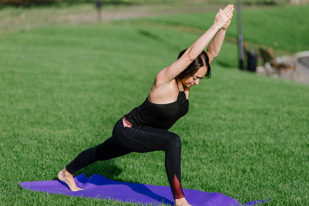 молода жінка робить йогу в парку вранці восени
. - Фото, зображення