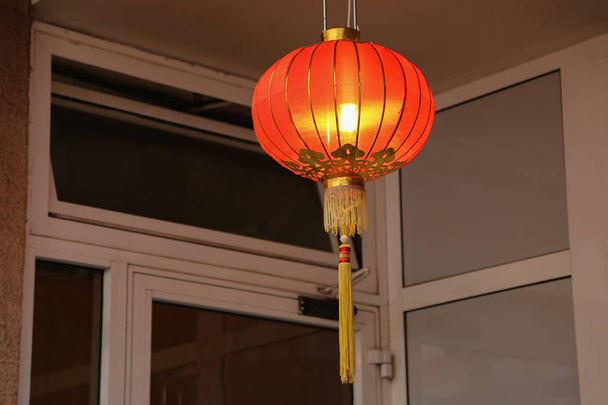 Linterna roja en la entrada del restaurante chino - Foto, Imagen