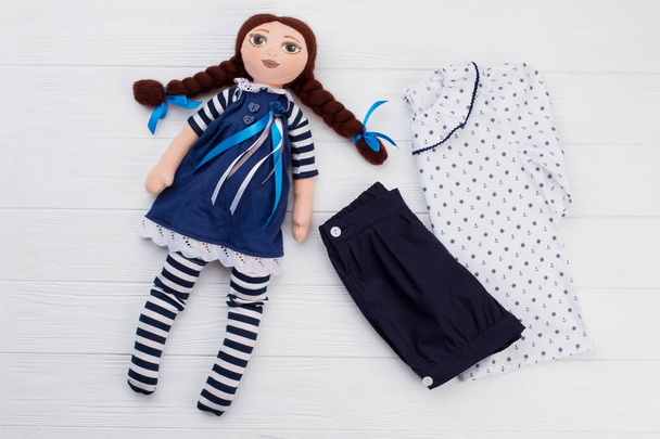 Wypchane lalki i dziewczyny ubrania - Zdjęcie, obraz
