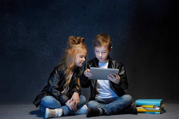 Studio shot of two children with laptop - Foto, Bild