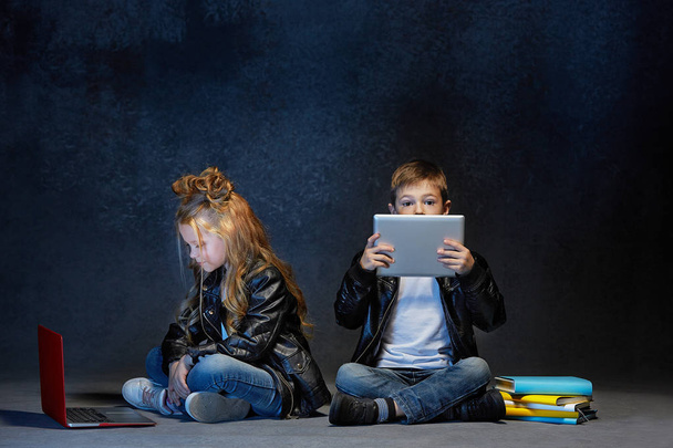 Studio shot of two children with laptop - Fotoğraf, Görsel
