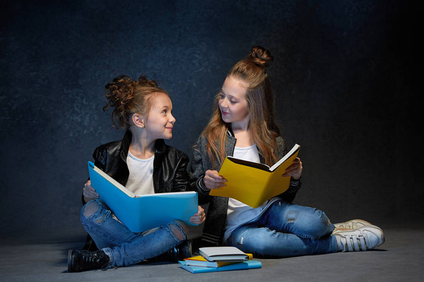 Two kids reading the books at studio - Foto, Imagem