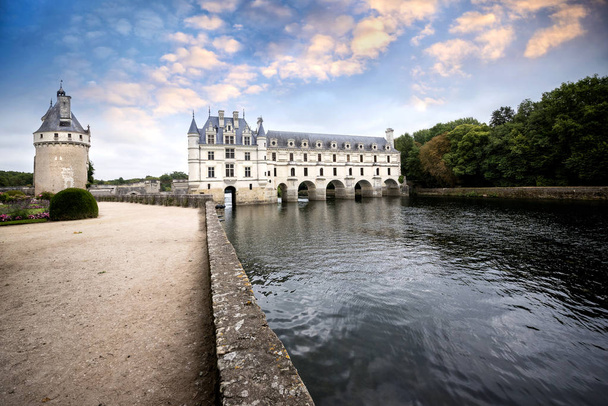 Kasteel van Chenonceau, Pays de la Loire, Frankrijk - het kasteel van Chenonceau, middeleeuwse Franse kasteel in Pays de la Loire. Het werd gebouwd in 15-16 eeuw, een architecturale mengsel van late gotische en vroeg-Renaissance - Foto, afbeelding