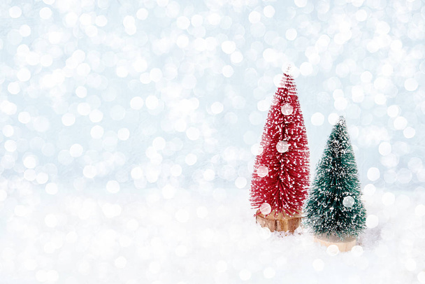 Noel dekorasyonu. Noel tebrik kartı. Dekoratif Noel köknar ağacı, bokeh, kar. Kopya alanı - Fotoğraf, Görsel