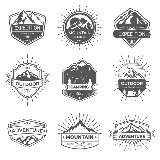 Zestaw dziewięciu wektor góry i logo zewnątrz przygody. Logotyp szablony i identyfikatory z góry, drzewa, namiot - Wektor, obraz