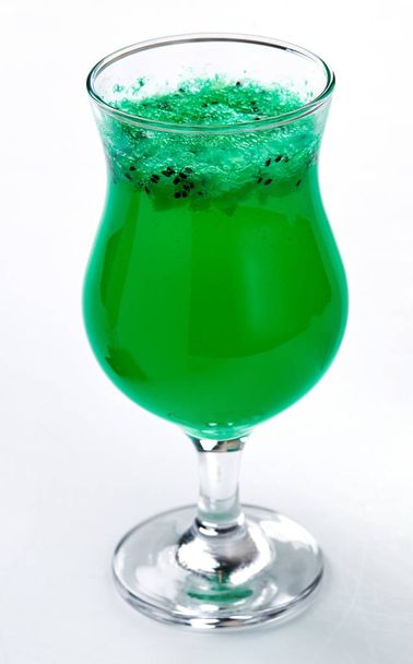 vihreä cocktail kiivi hedelmiä eristetty valkoisella taustalla
 - Valokuva, kuva