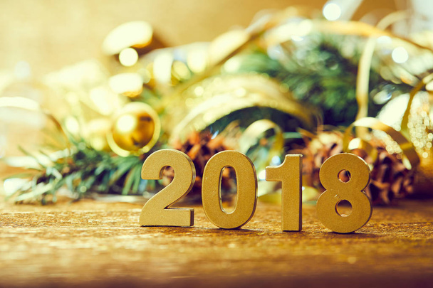 Nový rok dekorativní číslice 2018 s vánoční výzdobou na dřevěný stůl  - Fotografie, Obrázek