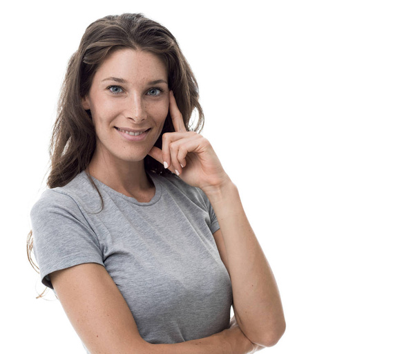 Χαμογελώντας σπορ νεαρή γυναίκα που ποζάρει σε άσπρο φόντο, ευημερία και φυσικό βλέμμα έννοια - Φωτογραφία, εικόνα