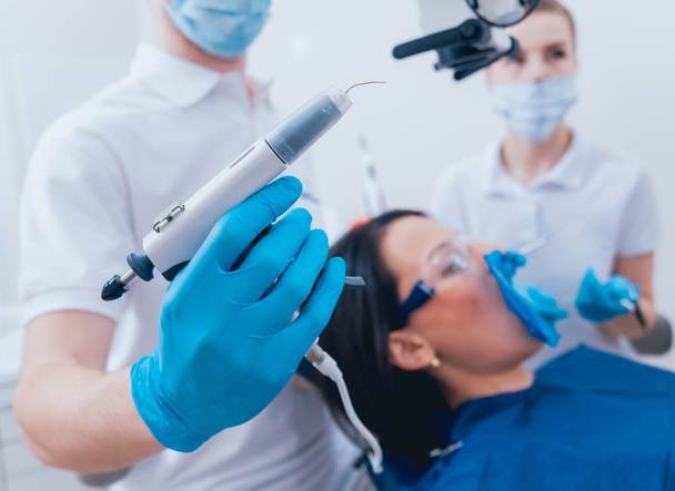 Obturation des canaux radiculaires pendant le traitement endodontique. Technologie moderne
 - Photo, image