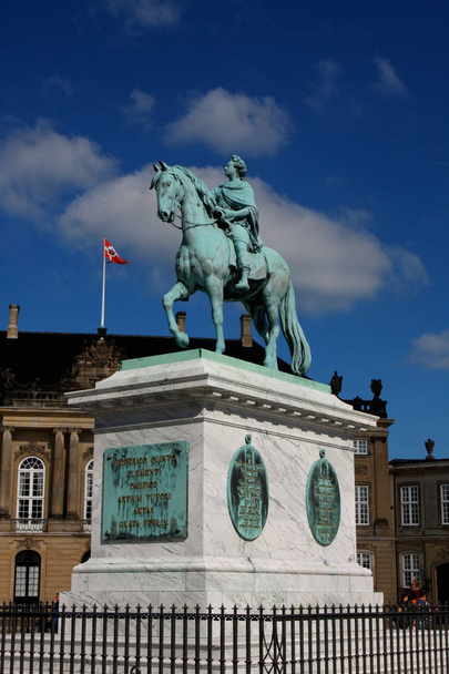 Άγαλμα του Frederick V από τον Jacques Franancis Ιωσήφ Saly στο ce - Φωτογραφία, εικόνα