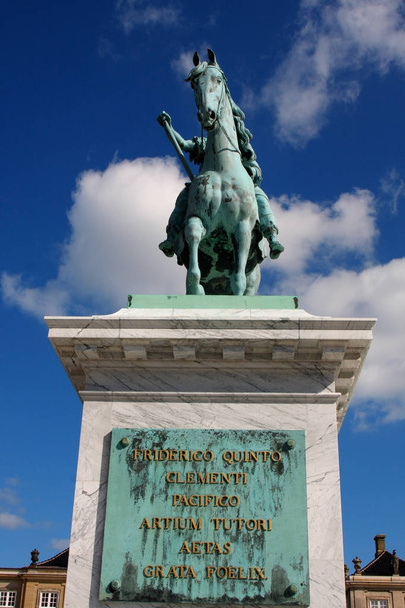 Statue de Frédéric V par Jacques François Joseph Saly au ce
 - Photo, image