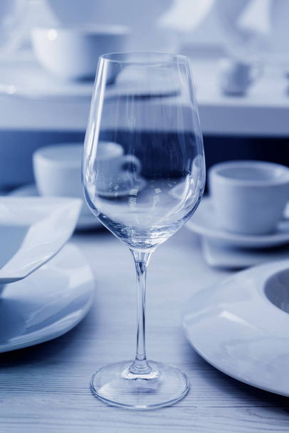 Empty glass on the table. Light background - Foto, Bild
