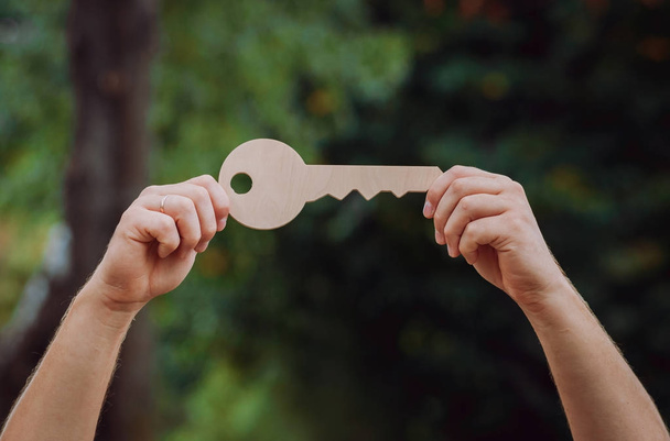 Ten klucz od domu jest w rękach człowieka. Szyldy reklamowe - Zdjęcie, obraz