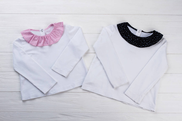 Λευκές μπλούζες για κοριτσάκι - Φωτογραφία, εικόνα