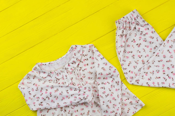 Pijama niña engastada en amarillo
 - Foto, imagen