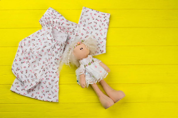 Odzież dla dziewczynek i wypchane lalki - Zdjęcie, obraz