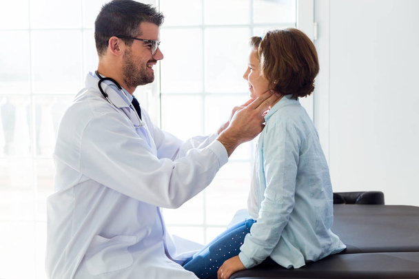 Girl being examined by pediatrician in the office. - Foto, afbeelding