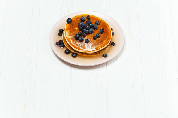 pancakes with honey and blueberries isolated on white background. - Foto, Imagem