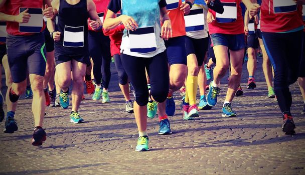 Eine Frau und viele Männer laufen bei Rennen mit Oldtimer-Effekt - Foto, Bild
