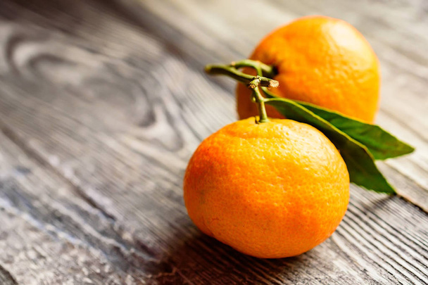 Mandarijn oranje of mandarijn op houten plank - Foto, afbeelding