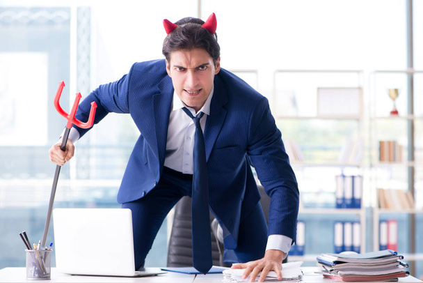 Diabo furioso homem de negócios no escritório - Foto, Imagem