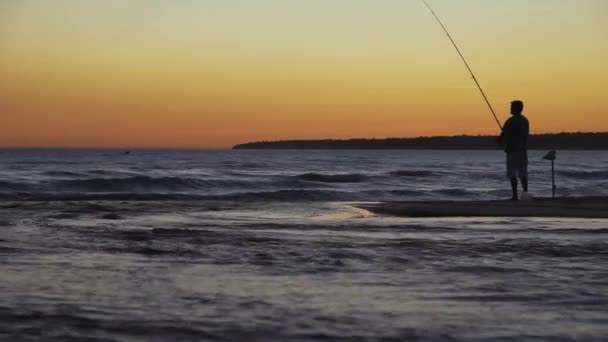 balıkçı ile iplik siluet deniz günbatımı - Video, Çekim