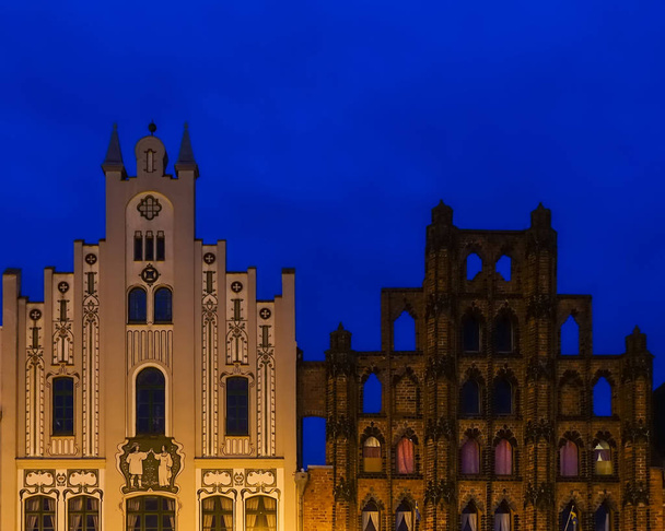 Wismar iki tarihi binalar mavi saatte Gables - Fotoğraf, Görsel