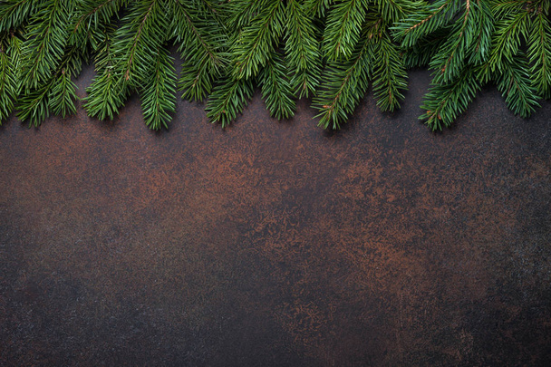 Köknar ağacı brunch karanlık taş masada. Kopya s ile Üstten Görünüm - Fotoğraf, Görsel
