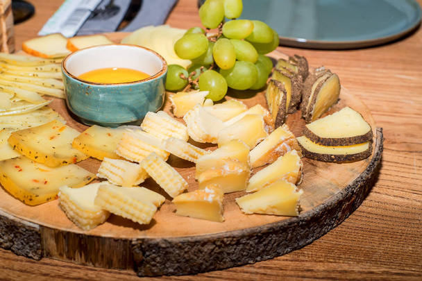 チーズのスライスと皿の上の部分 - 写真・画像