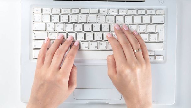 Female office worker typing on the keyboard - Foto, Bild