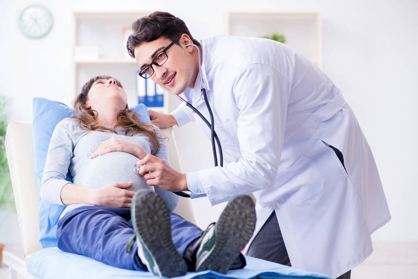 Těhotná žena na návštěvě lékaře ke konzultaci - Fotografie, Obrázek