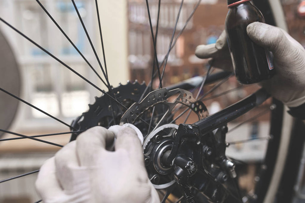 修理技術者の自転車は修理されたギア自転車店. - 写真・画像