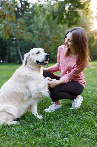 Kadın ile köpek yaz Park'ın bahçesinde fotoğrafı - Fotoğraf, Görsel