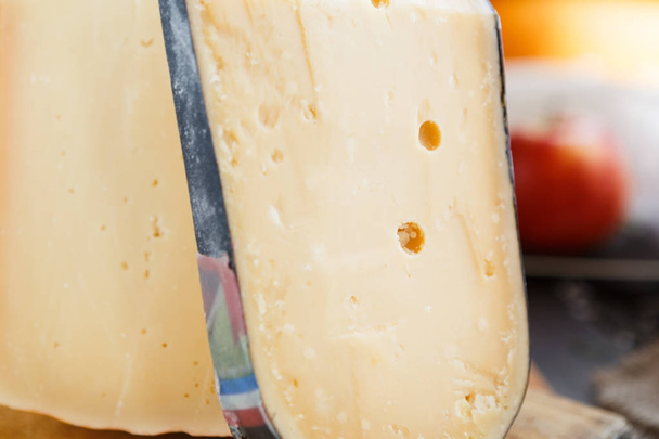 Peynir tabağı, doğal ahşap tahta üzerinde parmesan - Fotoğraf, Görsel