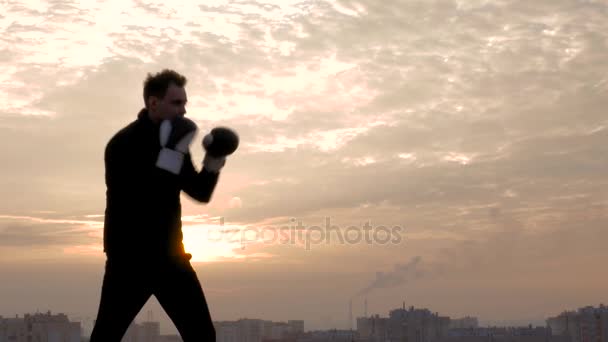 Entraînement de boxe un coucher de soleil de grande ville
 - Séquence, vidéo