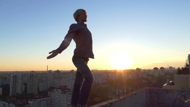 Brave uomo si trova su un bordo di un cantiere alto al tramonto a Slo-mo
 - Filmati, video