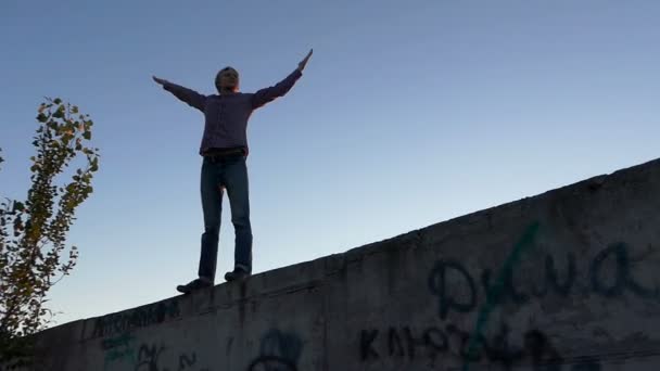 Arriesgado hombre disfruta de su vida en un sitio de construcción de alta en Kiev
. - Metraje, vídeo