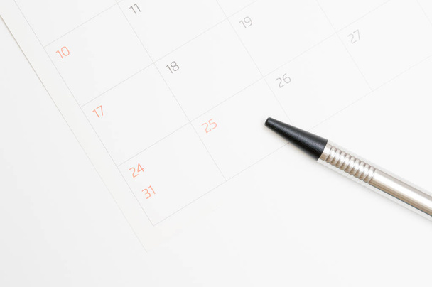 Kalender und Stift auf weißem Hintergrund - Foto, Bild
