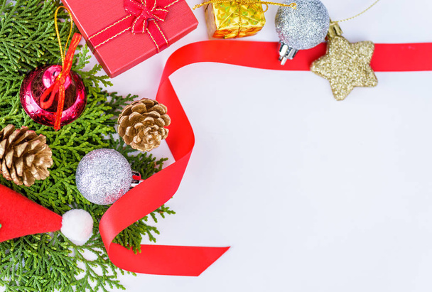 白い背景と新年のグリーティング カード テンプレートをクリスマスの装飾. - 写真・画像