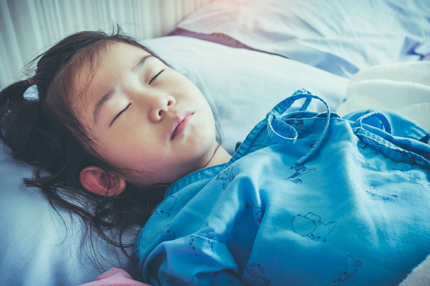 Ázsiai gyermek elismerte a kórházban. Egészségügyi ellátás történetek. Vintage hang. - Fotó, kép