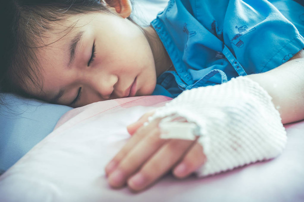 Asijské dítě nemoc přiznal v nemocnici s fyziologickým intravenózní (Iv) na straně. - Fotografie, Obrázek