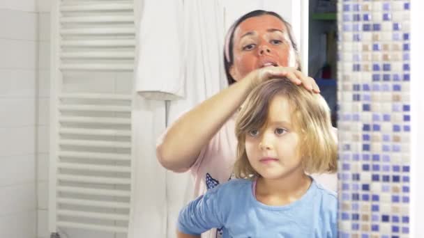 Žena a dcera kartáčování vlasy a zpívat v koupelně - Záběry, video