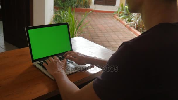 Homem trabalha no laptop em casa com tela verde. Freelancer trabalha em casa
. - Filmagem, Vídeo