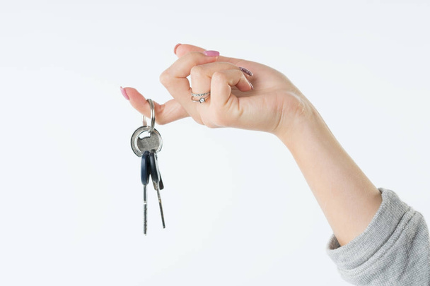 улыбающаяся деловая женщина или агент по недвижимости, показывающий ключи
 - Фото, изображение