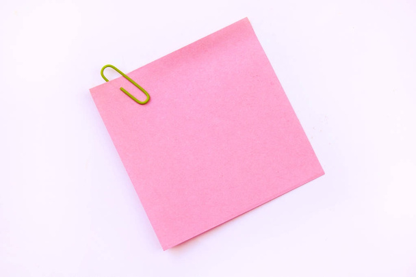 nota adhesiva rosa aislada sobre fondo blanco
 - Foto, Imagen
