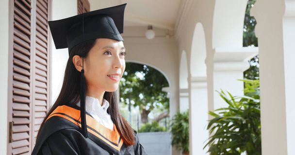 Ασιατικές γυναίκα αποφοίτησης στην πανεπιστημιούπολη - Φωτογραφία, εικόνα
