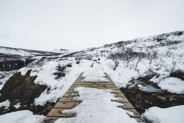 Winter landscape, wooden walk path with frozen snowdrift in winter - Foto, Imagem