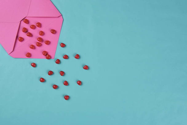 Różowe Envelpoe z czerwone serca cukierków - Zdjęcie, obraz